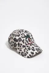 Gorra de algodón con estampado animal print tipo leopardo, diseño clásico con visera curva y detalle bordado en el frente de una palmera con la marca bordada debajo.