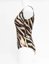 Malla enteriza con escote en V, tirantes anchos y diseño con estampado animal print tipo cebra en tonos marrón y negro.