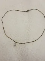 Collar de hematite con dije redondo de plata 925 con la imagen del Espíritu Santo.