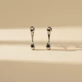 Caravanas de plata 925 con diseño de doble gota colgante, una superior más pequeña y una inferior más grande, con sistema de ajuste en el dorso.