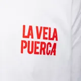Remera blanca de manga corta con el logo de La Vela Puerca estampado en rojo en el pecho.
