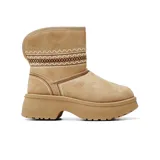 Bota corta de gamuza color beige con plataforma dentada y detalle de costuras decorativas en zigzag en la parte superior de la caña.