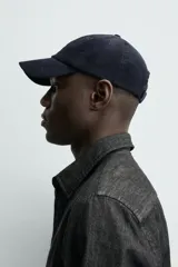 Gorra de seis paneles confeccionada en pana de algodón con visera curva y ajuste en la parte posterior.