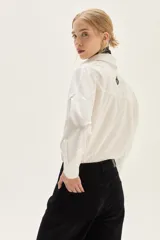 Jean de corte recto confeccionado en denim texturado con diseño de rayas verticales en tonos azul y negro.