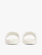 Chancletas Tommy Jeans blancas acharoladas, con logo tonal en relieve en la tira.