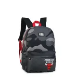 Mochila urbana con estampado camuflado en tonos grises y negros, con detalles en rojo. Presenta el logo de la NBA en la parte superior y el escudo de los Chicago Bulls en el bolsillo frontal. Cuenta con correas ajustables y cierre principal.