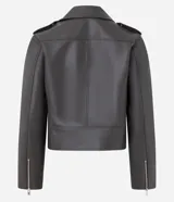 Campera estilo biker de poliuretano, con cierre frontal asimétrico, cuello con solapas y cremalleras en los puños. Presenta un diseño entallado con acabado liso.