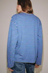 Remera de manga larga con diseño de rayas horizontales en tonos fucsia y rosado, cuello redondo y corte holgado.