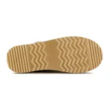 Zuecos de gamuza color beige con plataforma dentada, costura central marcada y tira trasera ajustable con detalles bordados.