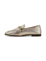 Mocasines de cuero dorado con diseño entrelazado, suela plana de goma y detalle de estribo metálico en el empeine.
