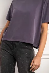 Remera de algodón peinado con efecto lavado, de corte oversize, cuello redondo y mangas cortas.