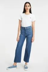 Jeans Levi's modelo Ribcage Straight Ankle de tiro extra alto, corte recto y largo al tobillo. Presentan cierre de botones en la bragueta y un lavado azul clásico.