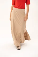 Pollera larga de corte recto con tajo lateral, confeccionada en tela suave con acabado tipo piel de durazno y cierre invisible lateral.