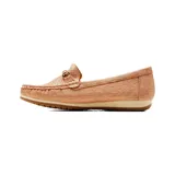 Mocasín casual color dorado metalizado, con capellada perforada, detalle de estribo metálico en el empeine, costuras visibles y suela plana bicolor.