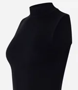 Blusa sin mangas de punto acanalado color celeste, con cuello alto.