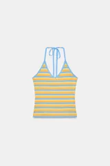 Top de punto con cuello halter y espalda descubierta, con diseño de rayas horizontales en tonos amarillo, naranja y celeste, y detalles de vivos en contraste.