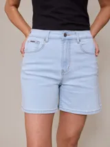 Short de jean elastizado en color azul claro, de tiro alto con cierre y botón metálico, diseño clásico de cinco bolsillos con costuras a contratono.