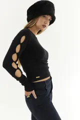 Camisa marrón de lycra ribb de algodón con aberturas en las mangas.