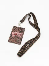 Tarjetero con cordón para el cuello, estampado con diseño de leopardo y logo de Minnie Mouse en color rosado. Incluye gancho metálico.