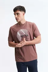 Remera de manga corta color menta, con estampado frontal de un diseño abstracto en tonos grises y azules, y texto. Confeccionada en 100% algodón y de corte regular.