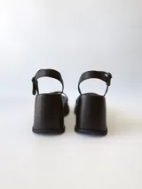 Sandalias negras de cuero con plataforma y pulsera al tobillo.