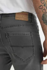 Pantalón jean gris oscuro, de corte recto y tiro medio.