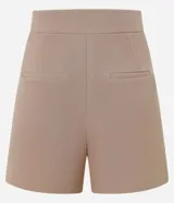 Short sastre de cintura alta con estructura definida, bolsillos laterales decorados con tachuelas metalizadas y recortes delanteros con costura aparente.