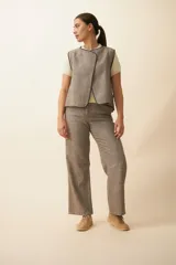 Chaleco color beige con textura tipo espiga, corte holgado y solapa cruzada.