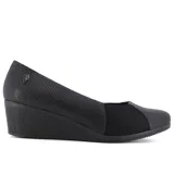 Zapato casual de cuero negro con taco corrido, capellada con textura y detalle de elástico en el lateral.