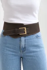 Cinto ancho de cuero marrón con hebilla metálica rectangular de estilo envejecido y costuras decorativas contrastantes en los bordes.
