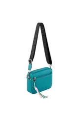 Bandolera negra con textura granulada, cierre superior y bolsillo frontal con cierre. Incluye correa ajustable con logo de la marca y un charm colgante de cuerdas multicolor.