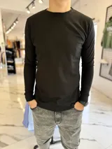 Remera manga larga de corte slim fit en tejido tipo waffle de color negro, con cuello redondo.