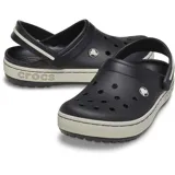 Zueco Crocs modelo Crocband Heritage, de color negro con suela de plataforma en tono gris claro y detalles en relieve con la marca en el lateral.