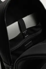 Mochila negra con acabado texturizado y detalle metálico. Cuenta con compartimento principal con cierre de cremallera, bolsillo frontal con cierre, asa de mano superior y correas ajustables para los hombros.