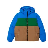 Campera puffer Lacoste con capucha, color block en azul, verde y marrón. Tiene cierre frontal con cremallera, bolsillos laterales con cremallera y logo de la marca bordado en el pecho.