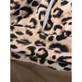 Malla entera combinada con parte superior lisa de color negro, escote halter cruzado y corpiño triangular con copas desmontables. Parte inferior de tiro alto con estampado animal print tipo leopardo.