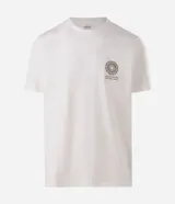 Remera de algodón peruano color blanco, de manga corta, con cuello redondo y diseño holgado. Presenta una pequeña estampa circular geométrica con texto en el pecho.