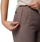 Pantalón Columbia modelo Roc Wide Leg Pant, de color marrón, con diseño de pierna ancha, tiro alto y bolsillos laterales inclinados.