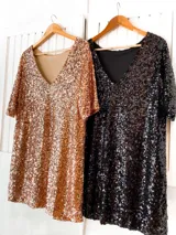 Túnica de corte recto y manga corta con escote en V, completamente recubierta de lentejuelas brillantes.