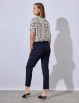 Pantalón de vestir verde esmeralda, de corte recto, con bolsillos laterales y traseros.