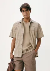 Camiseta marrón de corte recto y mangas cortas.