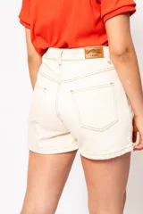 Short de jean color natural, tiro alto y detalle de estampado animal print en el bolsillo delantero.