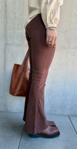 Jean semi oxford color chocolate con lycra.