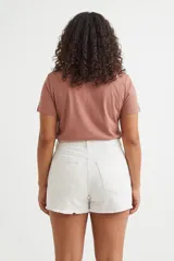 Short negro de tiro alto con diseño clásico, bolsillos y terminación desmechada en el ruedo.