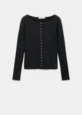 Cardigan de punto fino color gris oscuro, con cuello barco, diseño entallado, manga larga y cierre frontal de botones pequeños.