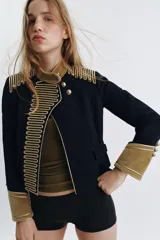 Chaqueta estilo militar de la ZW Collection, color negro con detalles en terciopelo beige y alamares dorados a contraste. Posee cuello subido, manga larga con puños de terciopelo y botones metálicos en relieve.