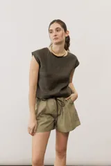 Remera marrón sin mangas, de corte recto y escote redondo.
