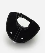 Gorra de sarga de algodón color negro con costuras decorativas en hilo blanco contrastante. Presenta visera curva, ojales bordados y ajuste posterior mediante hebilla metálica.