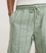 Bermuda de playa para hombre, de corte recto y color verde menta, confeccionada en algodón texturizado con diseño de rayas sutiles. Cuenta con cintura elástica con cordón de ajuste, bolsillos laterales y diseño sin estampas.