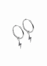 Par de aros de acero quirúrgico con forma de argolla y dije colgante de rayo.